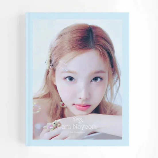 Twice - Yes, I am Nayeon 1st Photobook (Ver. SKY) con POB JYP